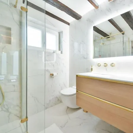 Luxurious 3br Near Champs Elysees Parisian Charm *